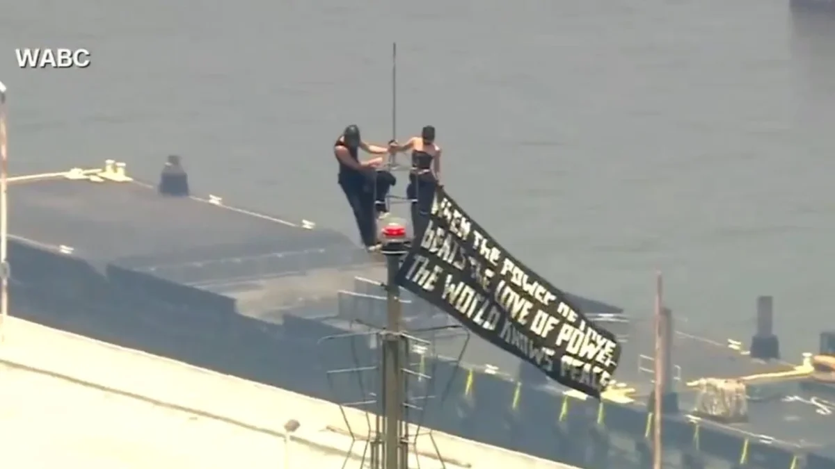 La policía arrestó a dos personas luego de escalar una antena en la cima del Empire State Building, para realizar una propuesta de matrimonio.  