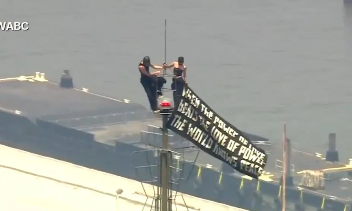La policía arrestó a dos personas luego de escalar una antena en la cima del Empire State Building, para realizar una propuesta de matrimonio.  