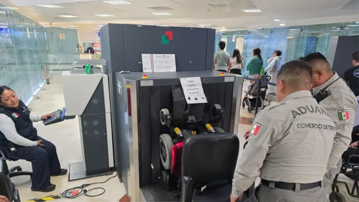 Fuerzas federales aseguraron 12.38 kilogramos de presunta cocaína ocultos en una silla de ruedas de un pasajero procedente de Colombia.