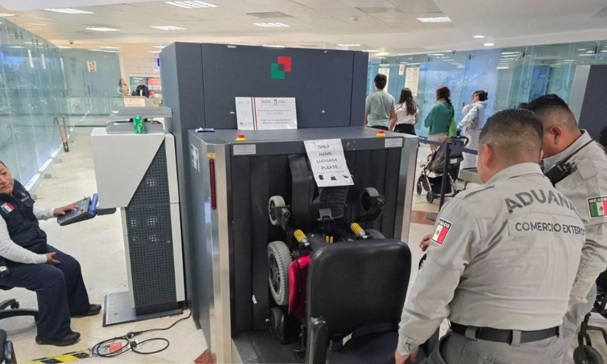 Fuerzas federales aseguraron 12.38 kilogramos de presunta cocaína ocultos en una silla de ruedas de un pasajero procedente de Colombia.