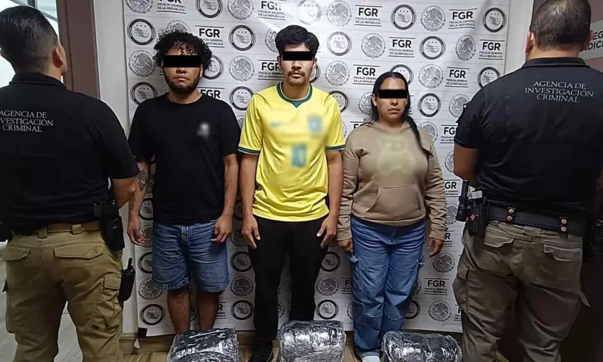 Autoridades federales aseguran 165 kilos de droga en aeropuerto de Tijuana, detienen a 11 pasajeros.