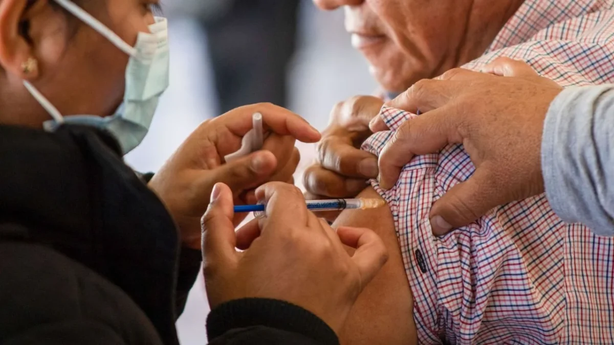 La Secretaría de Salud informó que la vacunación en México, ha disminuido casos de dengue, COVID-19 y sarampión.