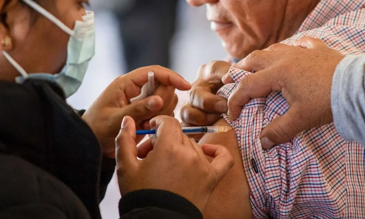 La Secretaría de Salud informó que la vacunación en México, ha disminuido casos de dengue, COVID-19 y sarampión.
