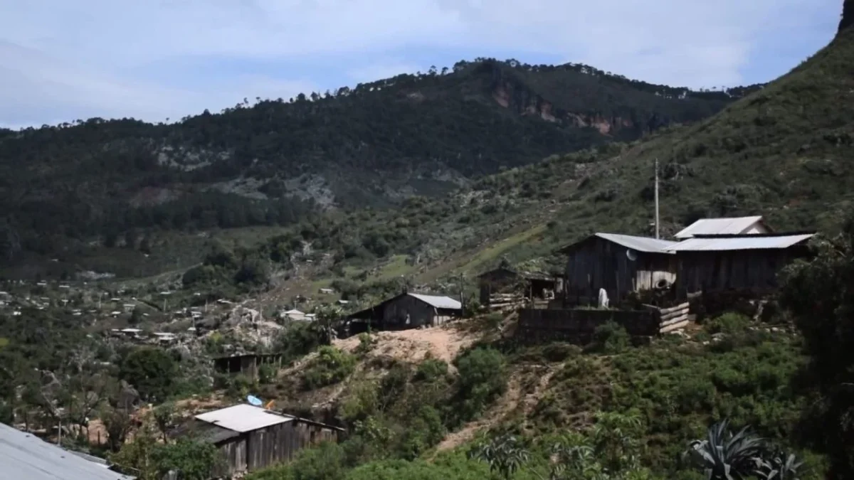Habitantes de la comunidad El Fresno, en el municipio de Chilpancingo, Guerrero, denunciaron en redes sociales presuntos ataques con drones contra viviendas durante la mañana de este martes