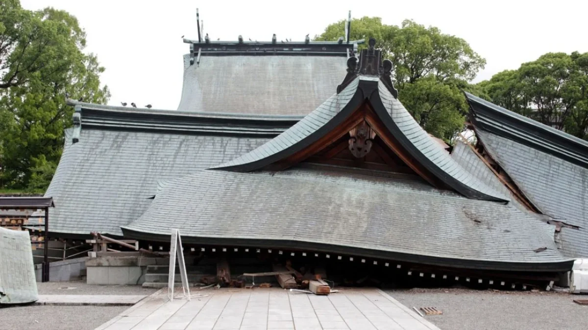 Autoridades de Japón reportan 13 muertos y más de 100 heridos por sismo 7.1 en Kumamoto, rescatistas buscan sobrevivientes.