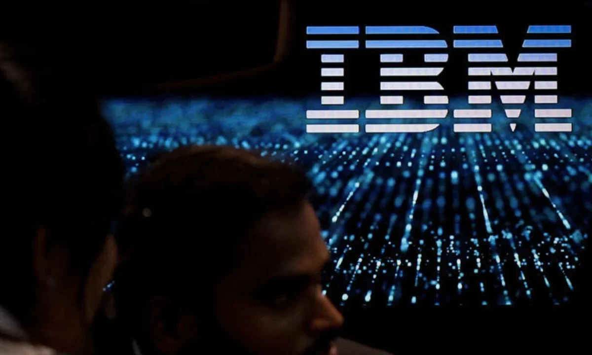 Las acciones de IBM cayeron 25% ayer, después de que publicara resultados preliminares decepcionantes de su segundo trimestre fiscal.