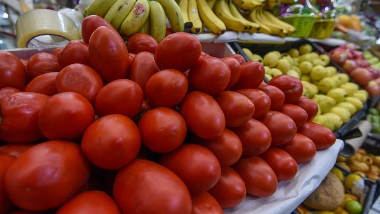 Baja de jitomate, chile y huevo frenan la inflación en México