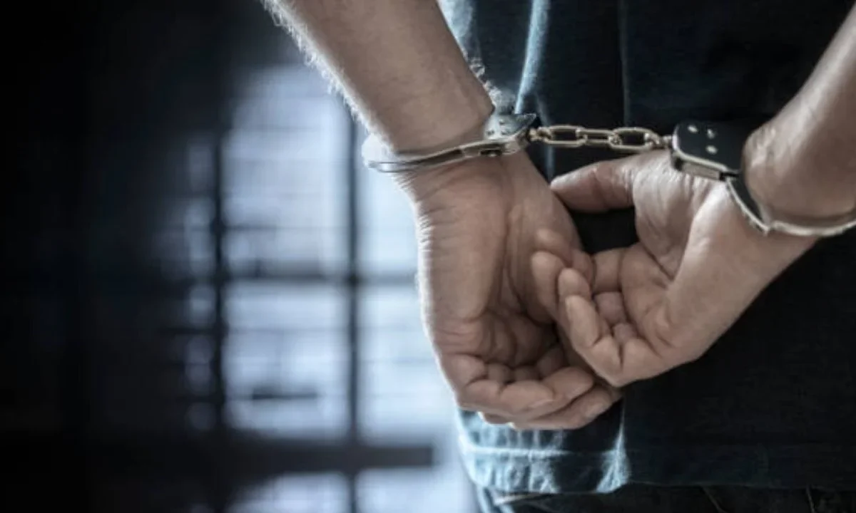 Elementos de la SSC detuvieron a tres hombres en la colonia Morelos y aseguraron más de 250 dosis de aparente droga, un arma de fuego, dinero en efectivo y un teléfono celular durante dos acciones operativas