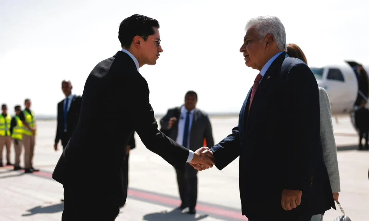 El canciller mexicano Roberto Velasco encabezó el recibimiento oficial del presidente de Panamá, José Raúl Mulino, a su llegada a México.