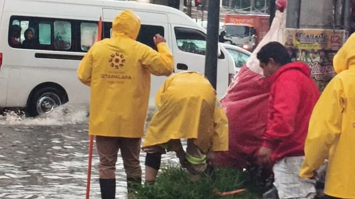 La intensa lluvia registrada en la zona oriente de la capital, provocó la inundación en Calzada Ignacio Zaragoza, Iztapalapa.