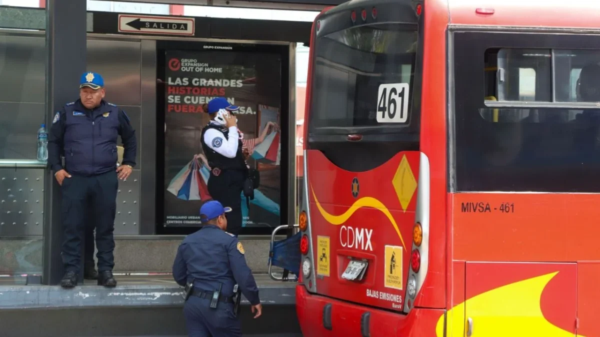 Sobre la avenida Insurgentes Sur, se registró la colisión de dos unidades del Metrobús y de acuerdo a las autoridades hay 16 lesionados.