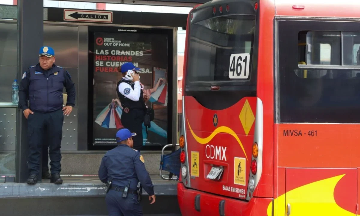 Sobre la avenida Insurgentes Sur, se registró la colisión de dos unidades del Metrobús y de acuerdo a las autoridades hay 16 lesionados.