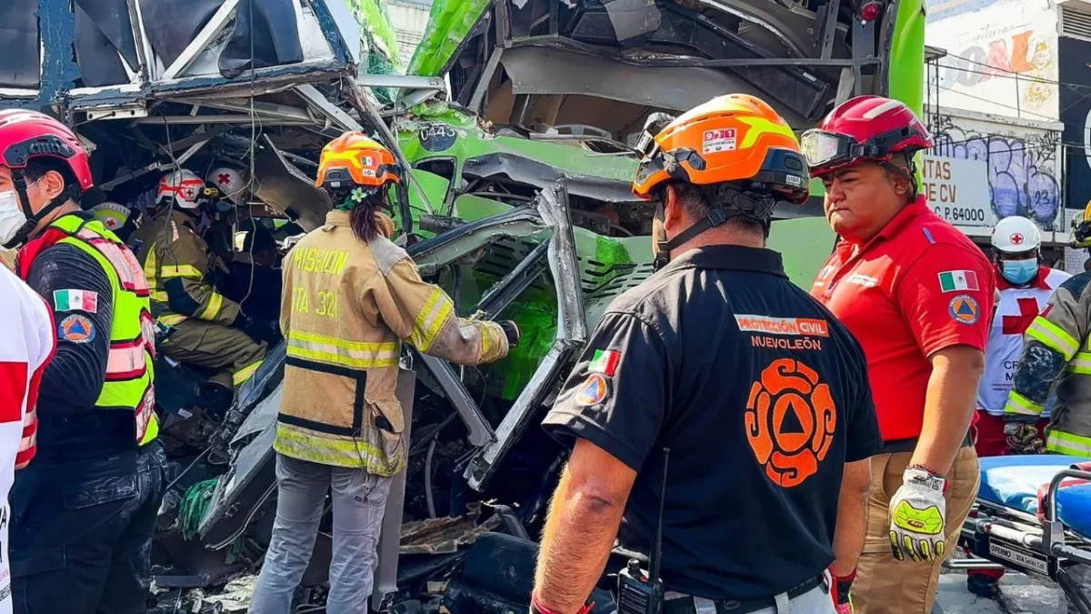 El choque entre dos camiones de pasajeros en la zona centro de Monterrey dejó un saldo preliminar de cuatro personas en estado grave.