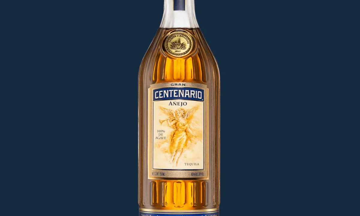 Cofepris emitió una alerta sanitaria por la falsificación y adulteración del producto Tequila reposado de la marca Gran Centenario Añejo.
