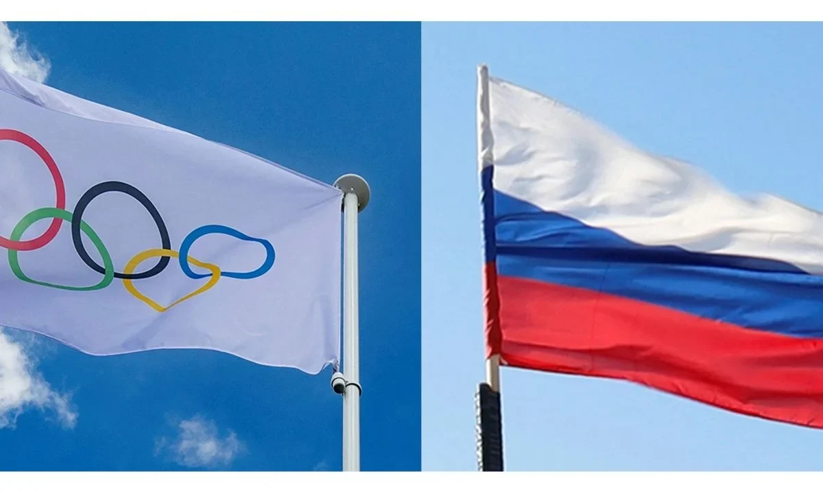 Esta combinación de imágenes de archivo, creada el 7 de julio de 2026, muestra la bandera olímpica ondeando en París el 24 de julio de 2024 y (R) la bandera rusa ondeando sobre Mariúpol, Ucrania bajo control ruso, el 6 de mayo de 2024, en medio del conflicto entre Rusia y Ucrania