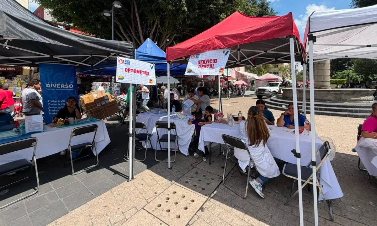 La Alcaldía Cuauhtémoc impulsa la jornada 'Estúdiale' en la que cientos de familias de la colonia Centro accedieron a servicios gratuitos.