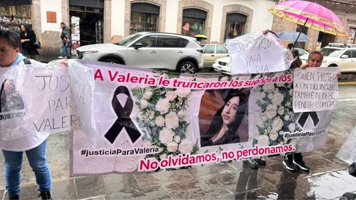 Familiares y ciudadanos se manifestaron frente al Congreso de Michoacán para exigir justicia por el feminicidio de Valeria Garduño.