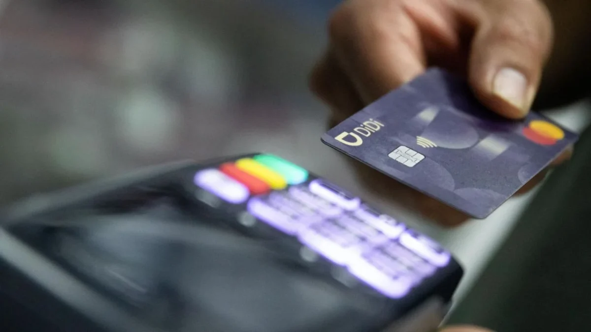 El crecimiento del crédito al consumo comienza a generar mayores focos de riesgo para los bancos en México, advirtió Moody’s Ratings.
