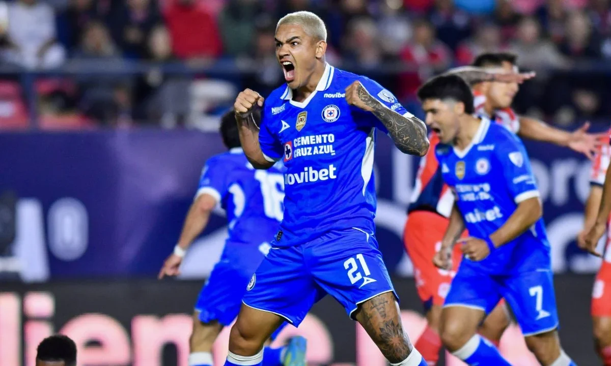 El actual campeón, Cruz Azul, vino de atrás para vencer 3-2 al Atlético San Luis de visita en el estadio Libertad Financiera.