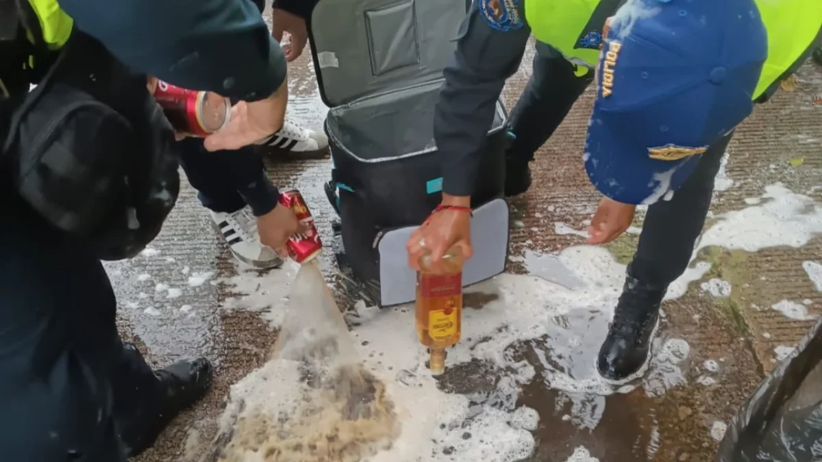 César Cravioto informó que autoridades decomisaron más de 6 mil 500 latas de cerveza y botellas de alcohol sobre Paseo de la Reforma.