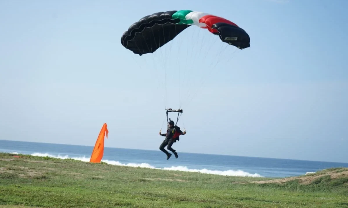 Paracaidistas de la Sedena impusieron un récord con un salto en caída libre desde 18 mil pies