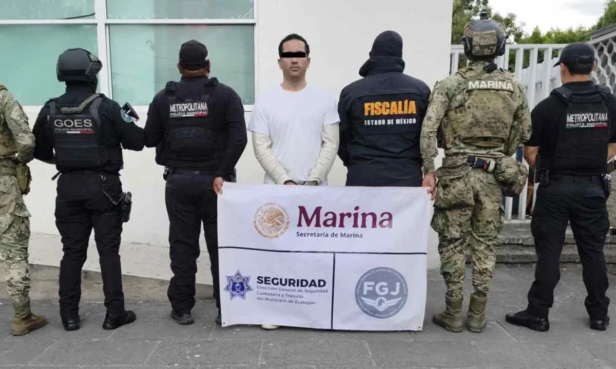 Detienen en el AICM al 'Ocra', presunto líder huachicolero en el Edomex.