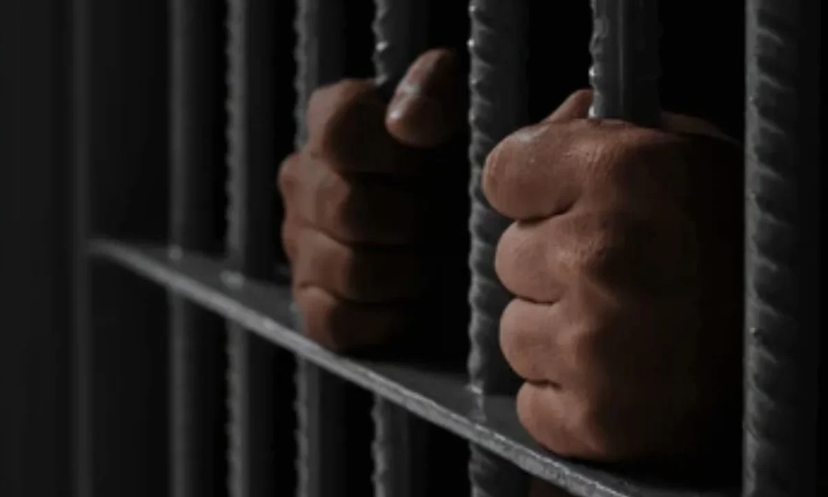 El padre de un adolescente que mató a tiros a cuatro personas en una escuela de Estados Unidos lo condenaron este jueves a 15 años de prisión