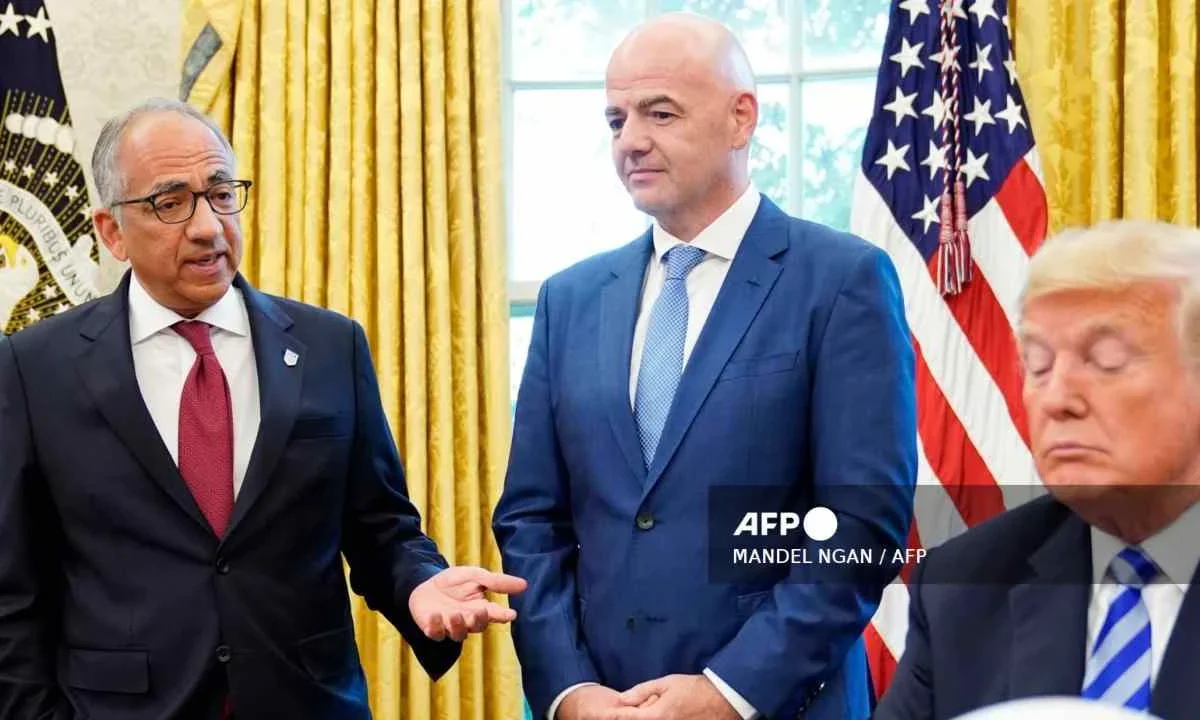 Dimite Carlos Cordeiro, consejero principal de Gianni Infantino, quien se opone a inversión privada de la FIFA.