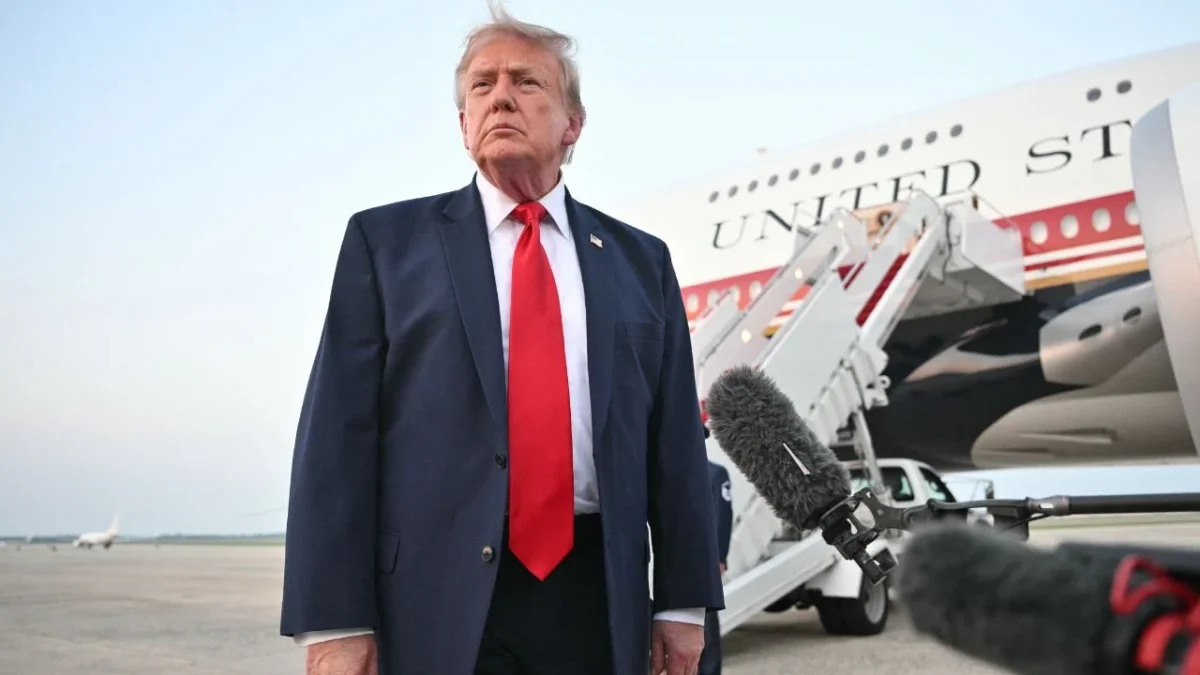 El presidente Donald Trump firmó órdenes ejecutivas para imponer aranceles adicionales de 50% a una amplia gama de productos de Canadá.