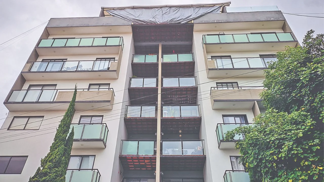 Dueños de condominios alertan sobre falta de regulación para corroborar identidad real de quienes alquilan