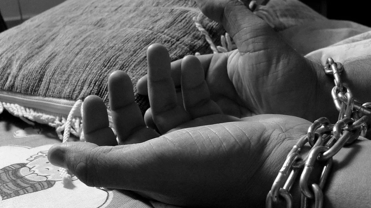 La Secretaría de Salud del Estado de México exhortó a la población a prevenir, identificar y denunciar la trata de personas, un delito que atenta contra la dignidad, la libertad y los derechos humano