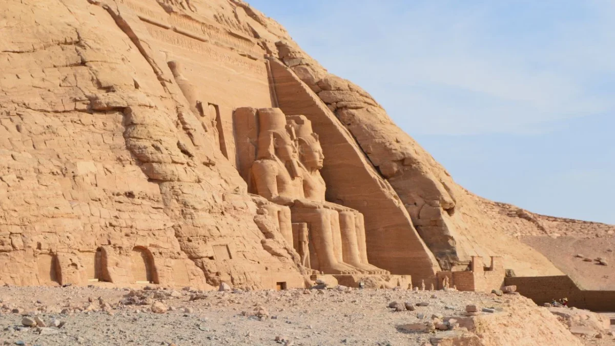 Arqueólogos de Egipto encontraron una serie de tumbas de dos mil años de antigüedad en la costa del Mediterráneo, informó el gobierno.