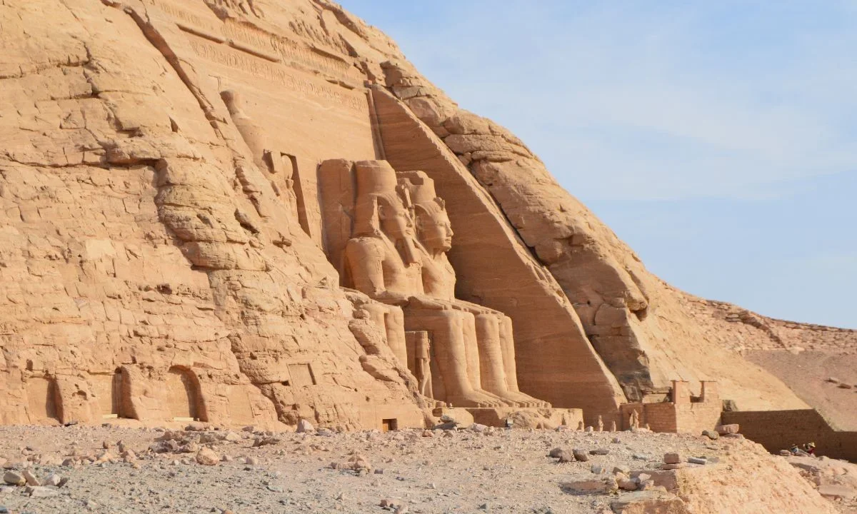Arqueólogos de Egipto encontraron una serie de tumbas de dos mil años de antigüedad en la costa del Mediterráneo, informó el gobierno.