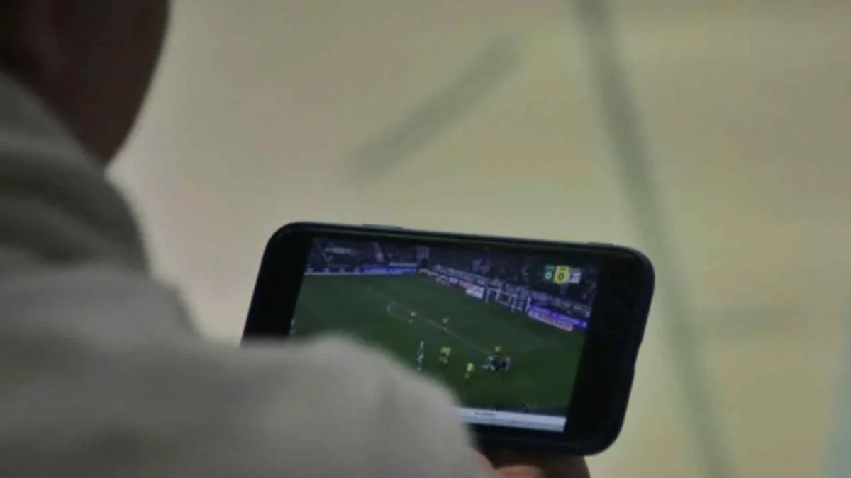 El 68% de los aficionados de la Liga MX ya utiliza su smartphone durante los partidos, descubre cómo cambia el consumo deportivo digital en 2026.