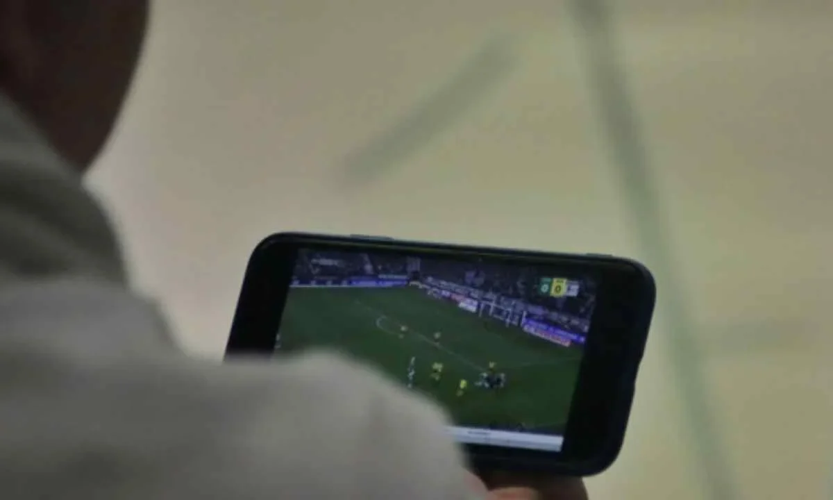 El 68% de los aficionados de la Liga MX ya utiliza su smartphone durante los partidos, descubre cómo cambia el consumo deportivo digital en 2026.