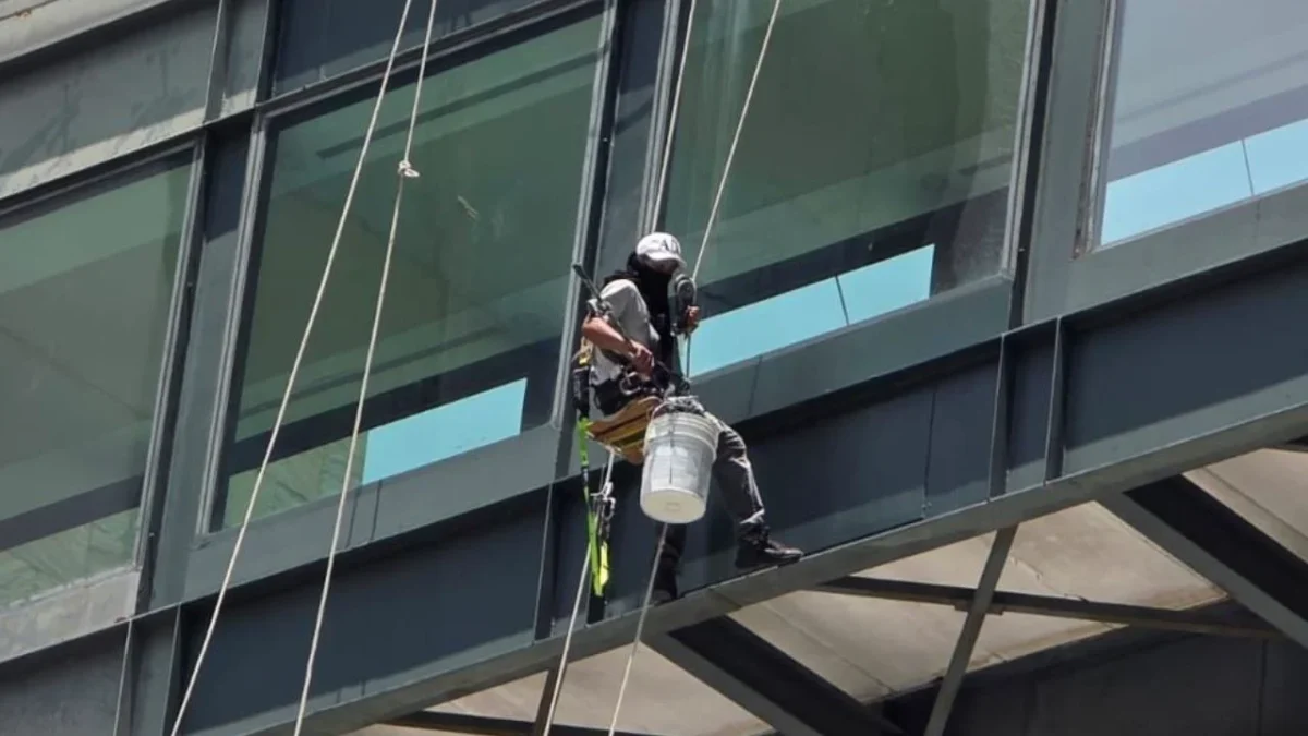 Javier Ramírez, conocido como el 'Spider-Man' de Nuevo León, inicia una jornada más como limpiador de ventanas a más de 20 pisos de altura.