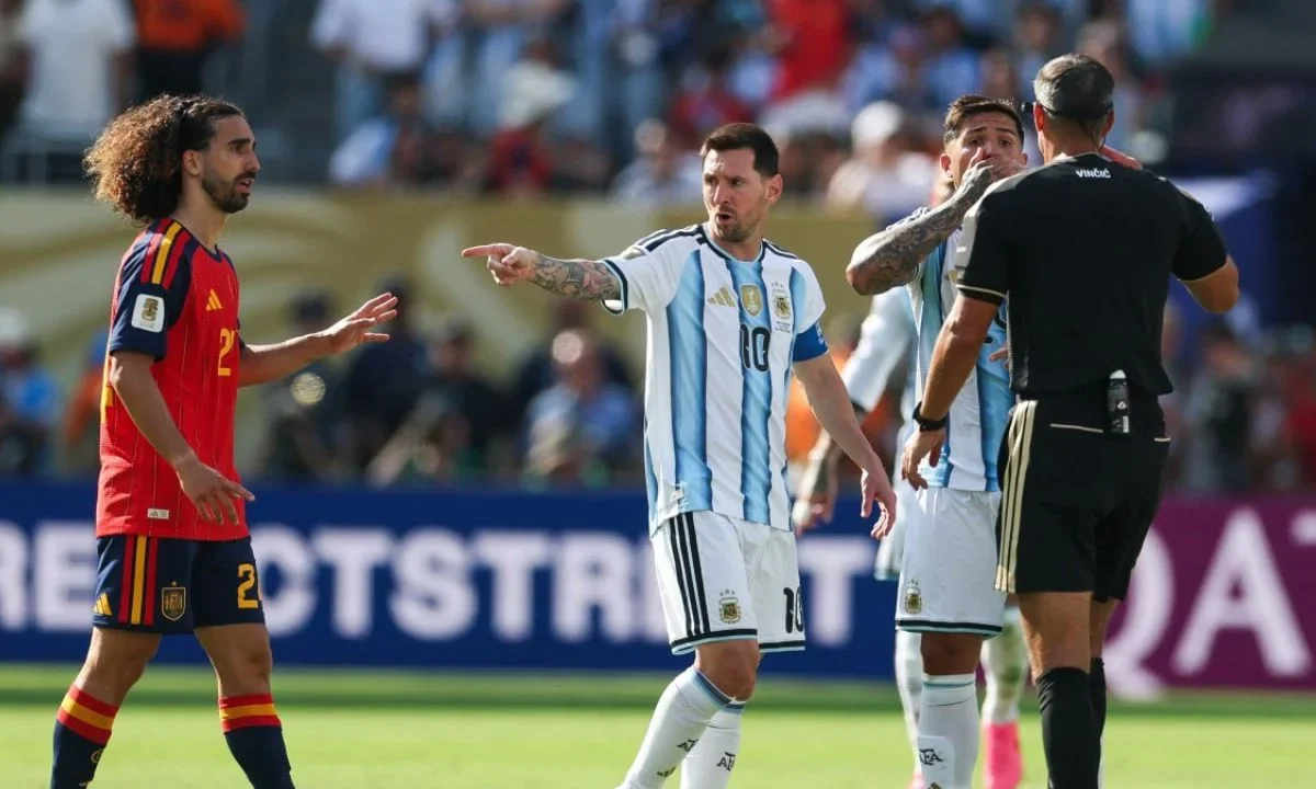 La Gran Final del Mundial 2026 entre España y Argentina tuvo polémica, Messi pidió la roja para Cucurella por taparse la boca.