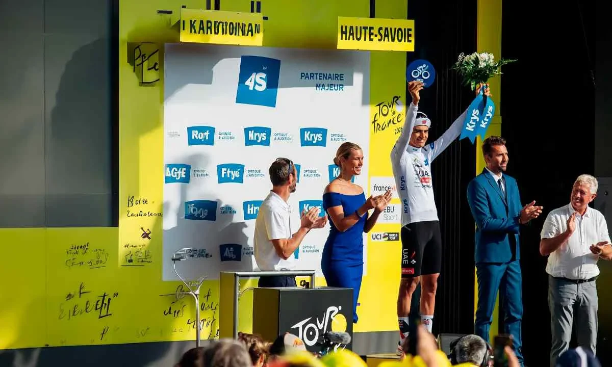 Remco Evenepoel domina la contrarreloj, mientras el mexicano Isaac del Toro sigue peleando.