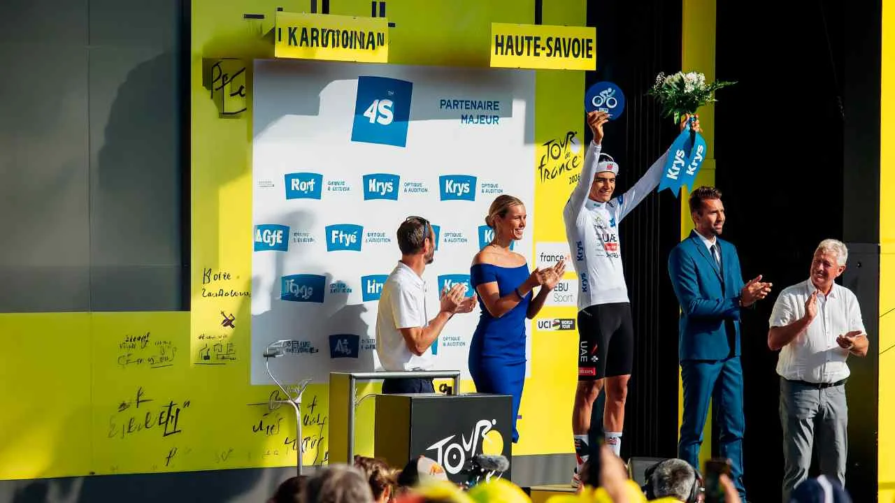 Evenepoel domina la contrarreloj, Isaac del Toro sigue peleando