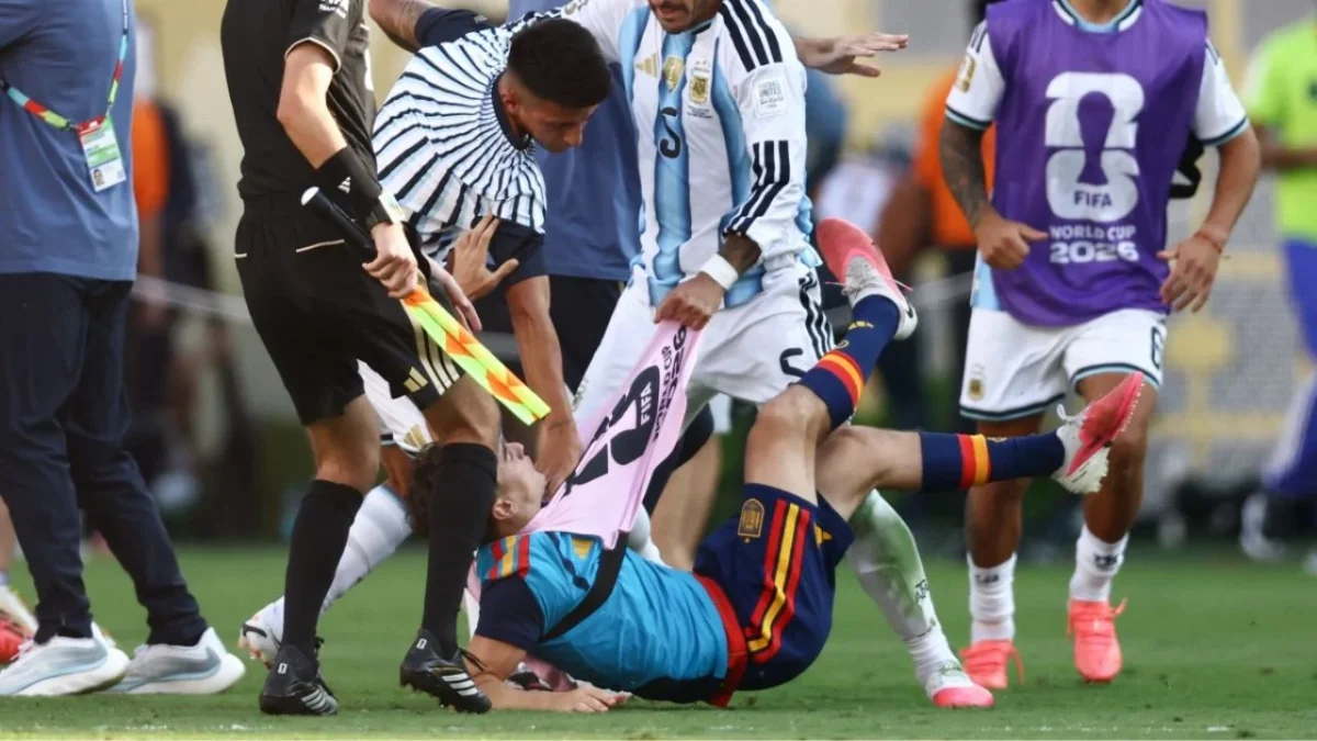 La FIFA anunció la apertura de una investigación sobre agresiones desatadas en la final del Mundial 2026 que ganó España ante Argentina.
