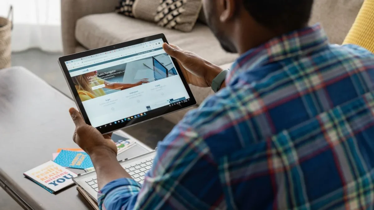 Descubre cómo identificar fotos de perfil falsas en LinkedIn mediante la búsqueda inversa de imágenes, el análisis facial y las técnicas de verificación de perfiles para evitar a los estafadores.