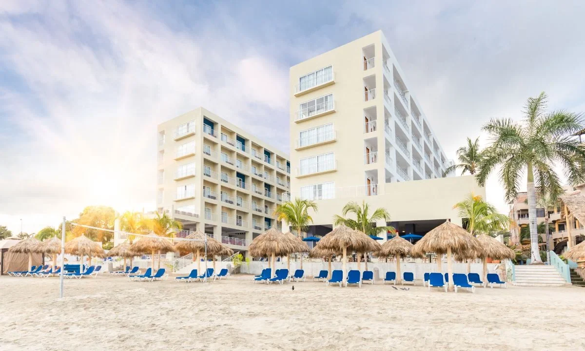 La cadena hotelera anunció que sus hoteles Grand Decameron Los Cabos y Decameron La Marina recibieron el reconocimiento Travellers' Choice 2026.