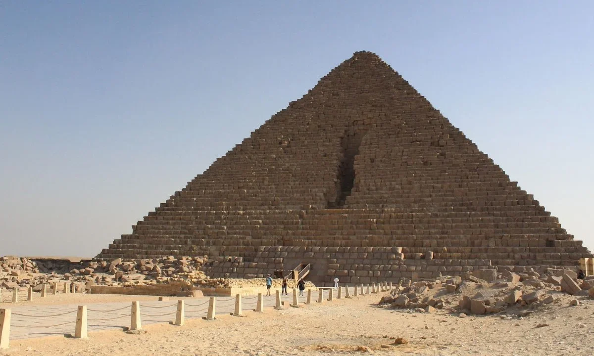 Arqueólogos hallaron una tumba de 3 mil años de antigüedad cerca de la ciudad de Luxor, Egipto, según anunciaron las autoridades.