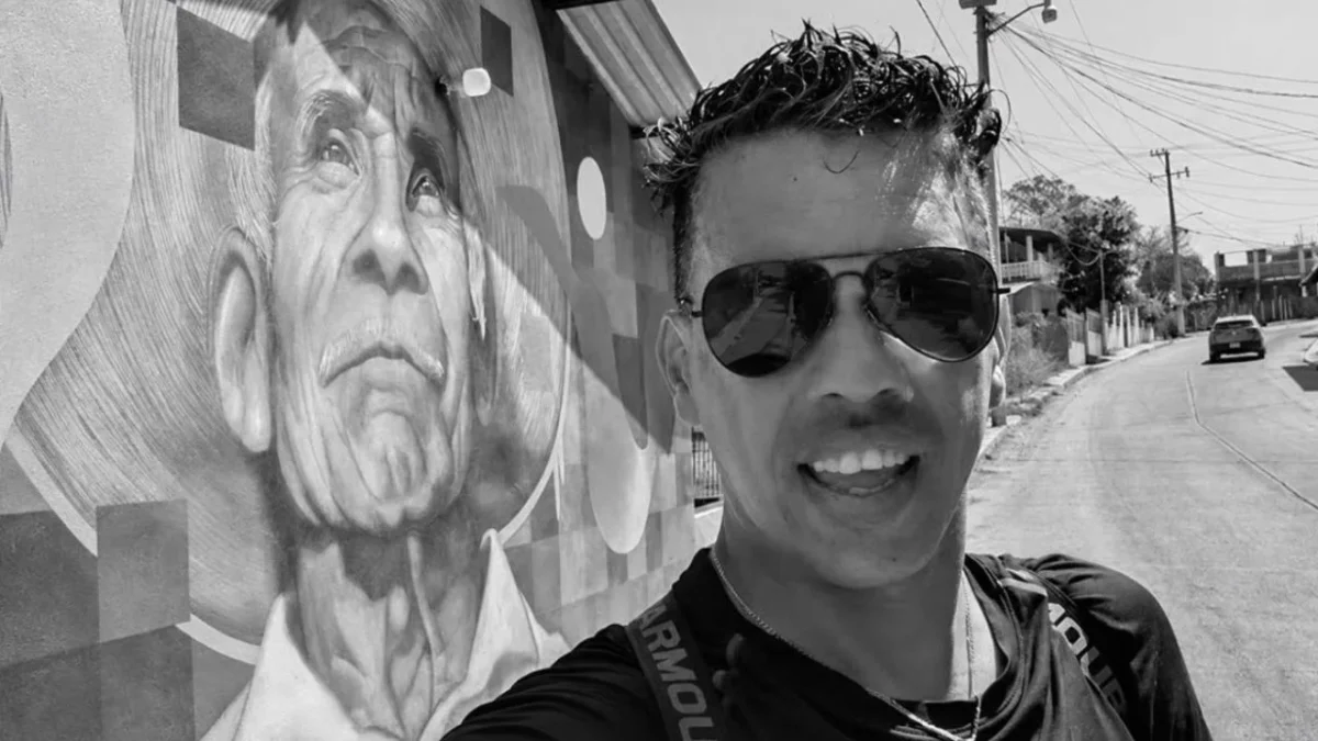Reportes oficiales indican que el cadáver de Alex Serna, de 39 años, se localizó alrededor de las 10:00 horas dentro de un tambo color azul.