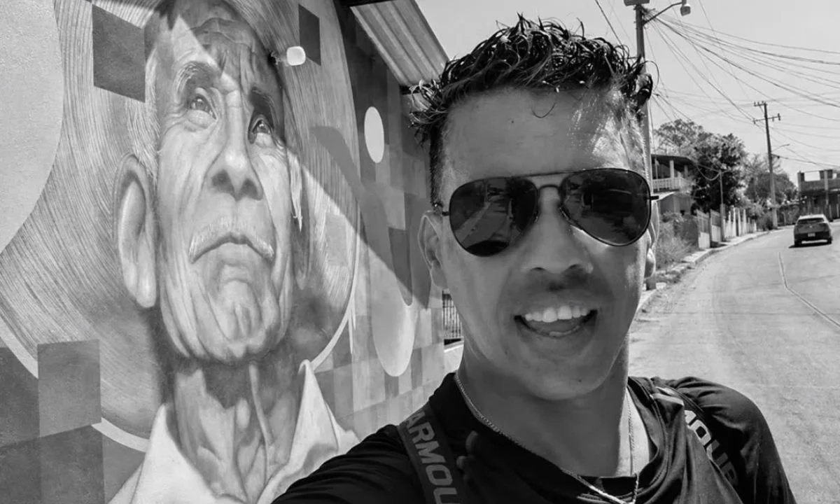 Reportes oficiales indican que el cadáver de Alex Serna, de 39 años, se localizó alrededor de las 10:00 horas dentro de un tambo color azul.