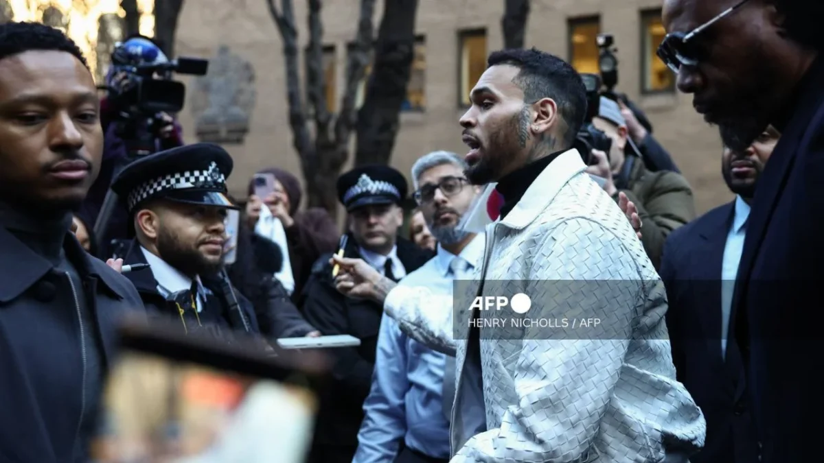Determinan que el cantante Chris Brown, y su empresa, son responsables de severas lesiones sufridas por su empleada tras un ataque canino.