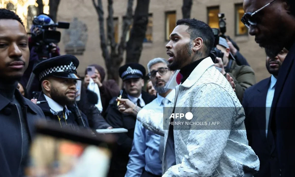 Determinan que el cantante Chris Brown, y su empresa, son responsables de severas lesiones sufridas por su empleada tras un ataque canino.