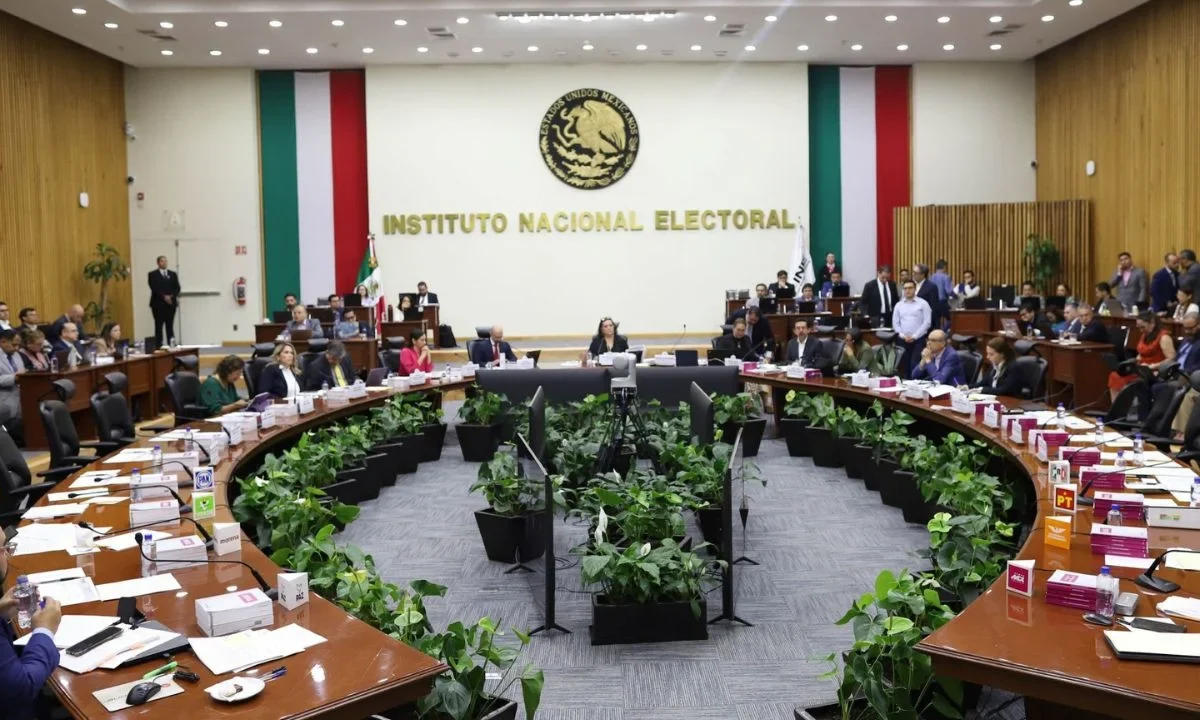 El INE acordó que los consejeros Arturo Chávez, Norma de la Cruz y Uuc-kib Espadas integrarán la Comisión revisora de candidaturas.
