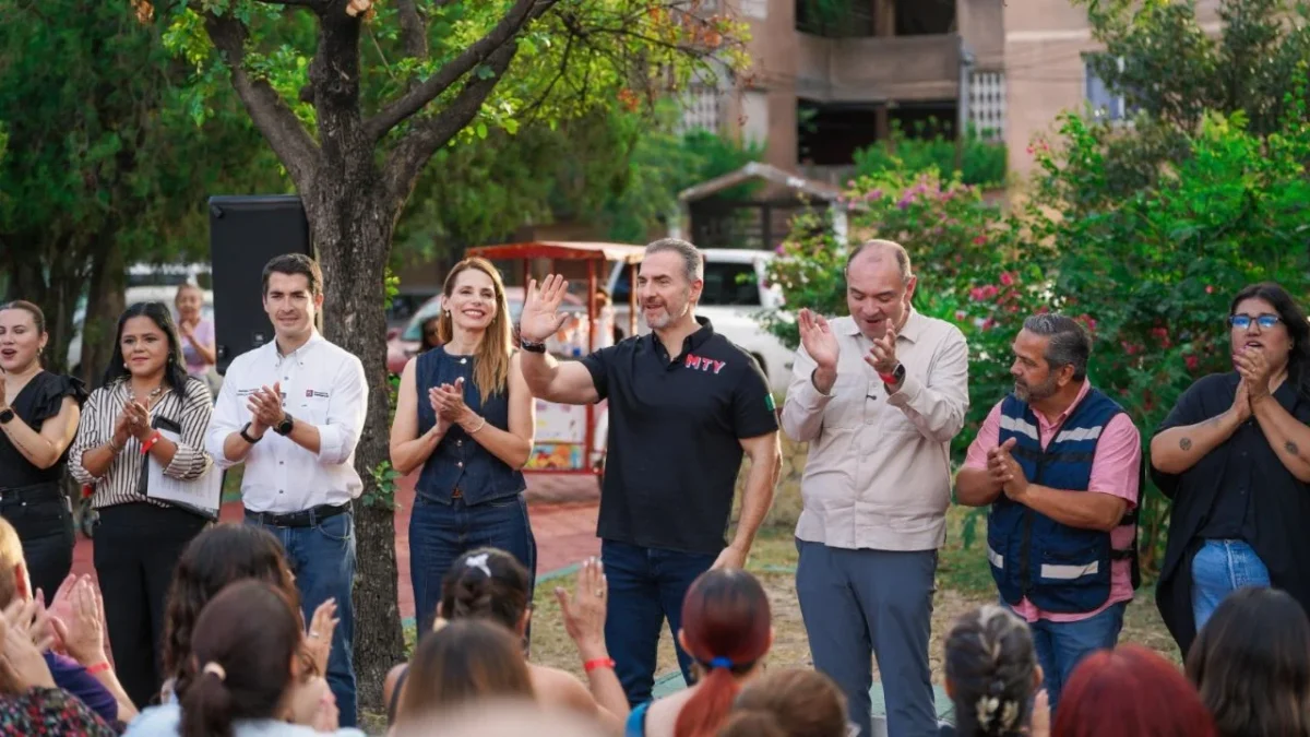 Adrián de la Garza y Gaby Oyervides acudieron al Desarrollo Urbano Reforma en Monterrey, para iniciar trabajos y a la brigada de servicios.