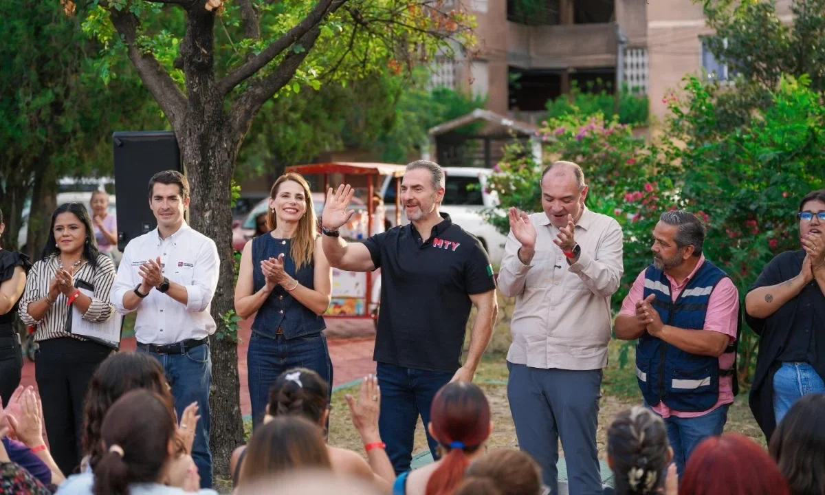 Adrián de la Garza y Gaby Oyervides acudieron al Desarrollo Urbano Reforma en Monterrey, para iniciar trabajos y a la brigada de servicios.